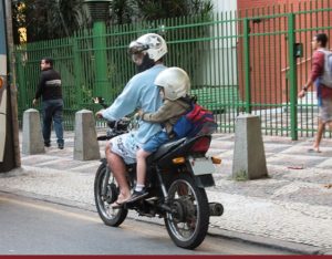 Transportar Criança na moto